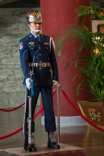 Taipei, taiwan, "Zon yat-sen memorial hall" wisseling van de wacht ceremonie ceremoniële soldaten stipt tijd — Stockfoto