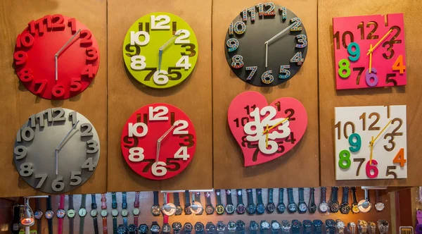 Taiwan feng chia nacht markt, taichung, taiwan horloges winkel — Stockfoto