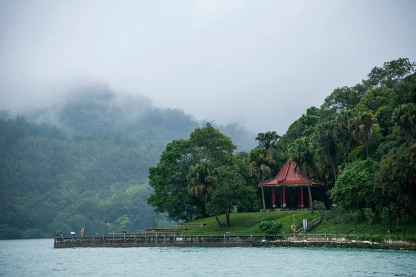 Sun Moon Lake de Taiwán en el condado de Nantou, Lake View Pavilion, Chiang Kai-shek, según se informa, a menudo en esta vista frontal del lago — Foto de Stock