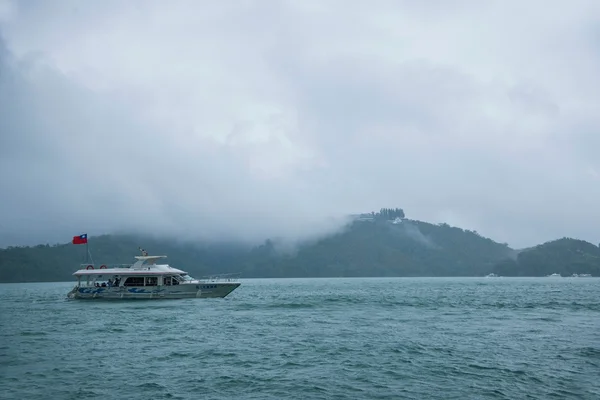 Sun Moon Lake in Nantou County, Taiwan on from the shuttle passenger yacht — Stock Photo, Image