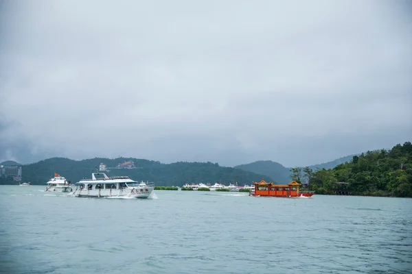 Sun moon lake v Nan-tchou, Tchaj-wan na z raketoplánu osobní jachty — Stock fotografie