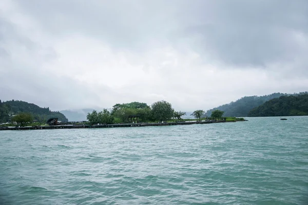 Sun moon lake i nantou county, taiwan på från shuttle passagerare Lustjakt — Stockfoto