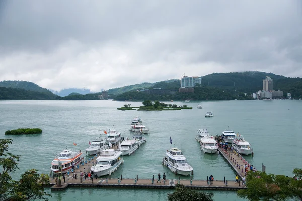 拉鲁太阳月亮湖在南投县，台湾游艇岛渡轮码头 — 图库照片