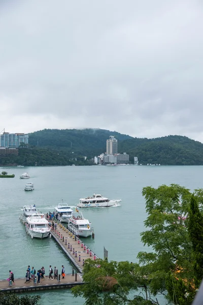 Lalu słońce księżyc nad jeziorem w nantou county, Tajwan jacht wyspa terminalu promowego — Zdjęcie stockowe