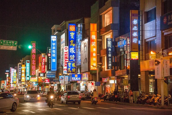 Taiwan chiayi stad straat winkels in de nacht van de berg — Stockfoto