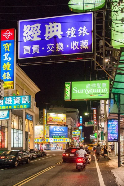 Lojas de rua Chiayi City de Taiwan na noite de montanha — Fotografia de Stock