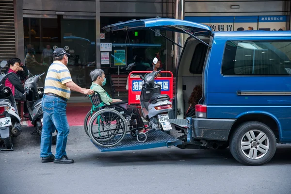 翼一大早到医院照顾残疾的工人送往医院的台湾嘉义市路 — 图库照片