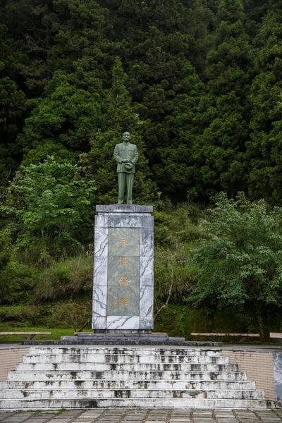 Taiwan 's Chiayi Alishan Forest Railway pequena estátua de Chiang Kai-shek — Fotografia de Stock