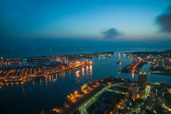 Gece kaohsiung ve kaohsiung 85 ilçe binasına bakan kaohsiung, Tayvan — Stok fotoğraf