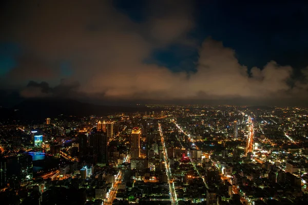 Gece kaohsiung ve kaohsiung 85 ilçe binasına bakan kaohsiung, Tayvan — Stok fotoğraf
