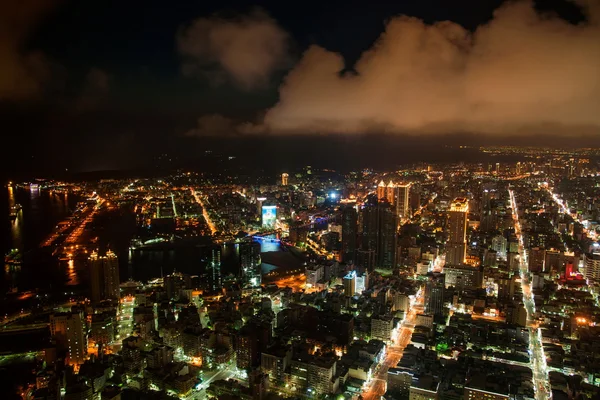Noite Kaohsiung e Kaohsiung District 85 edifício com vista para o Kaohsiung, Taiwan — Fotografia de Stock