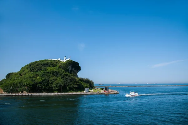 船舶来往穿梭于海上高雄港、 高雄，台湾 — 图库照片