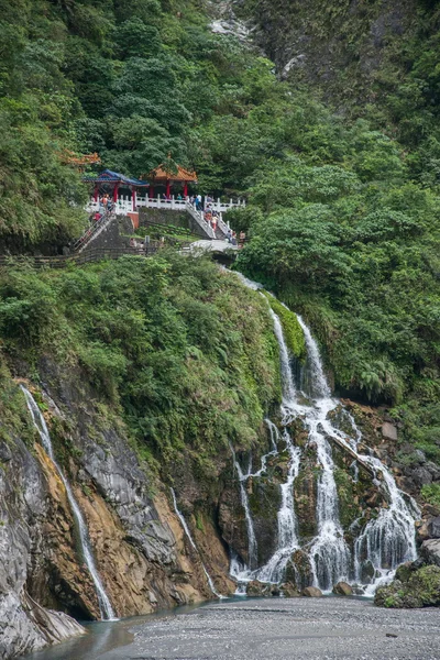 Parque Nacional Taroko en el condado de Hualien, Taiwán "Evergreen Falls" y el templo de Changchun — Foto de Stock