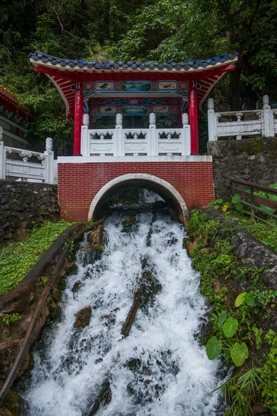 Taroko nemzeti park megyében hualien, Tajvan "changchun templom" — Stock Fotó
