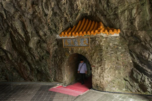 Condado Hualien de Taiwán en la cueva del Parque Nacional Taroko "Templo Changchun" cruces de túneles — Foto de Stock