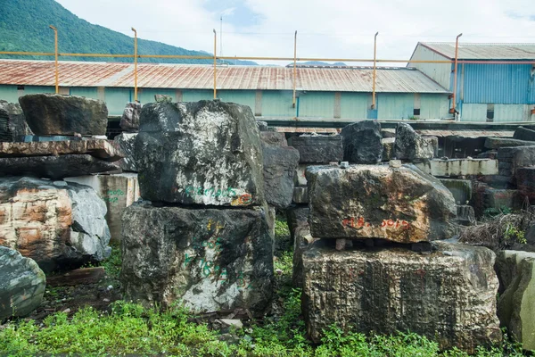 Hualien City, Hualien County, Taiwan Longue montagne de marbre usine de traitement dans la pierre de jade Hualien — Photo