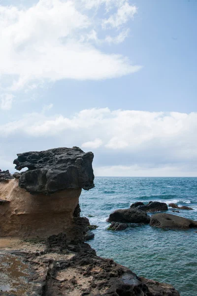 Wanli district, neue taipei city, taiwan "yehliu geopark" pilzförmiger felsen, jiang shiqi special landscape riff area — Stockfoto