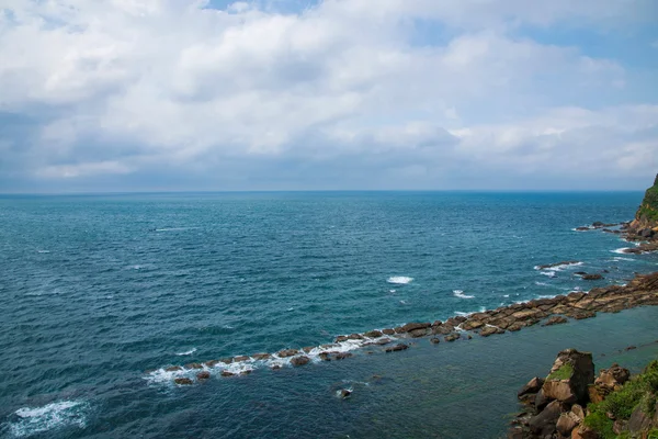 Wanli district, nieuwe stad van Taipeh, taiwan "yehliu geopark" eenzijdige heuvel met uitzicht op het panoramische landschap rotsen groep "tofu rock" — Stockfoto