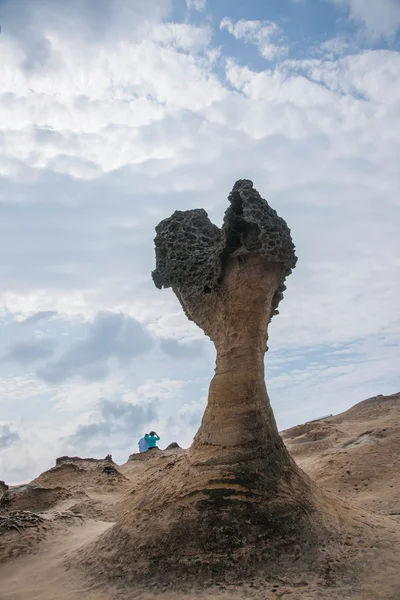 Wanli District, New Taipei City, Taiwan "Yehliu Geopark" y "fishtail mushroom-shaped rock" extraño paisaje rocoso — Foto de Stock