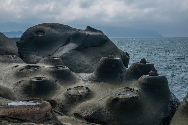 Wanli District, New Taipei City, Taiwan "Yehliu Geopark" and "candlestick Stone" strange rocky landscape — Stock Photo, Image