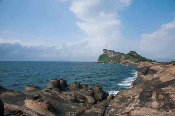 Wanli 地区、新しい台北市、台湾「野柳地質公園"、「ローソク足の石」の奇妙な岩の多い風景 — ストック写真