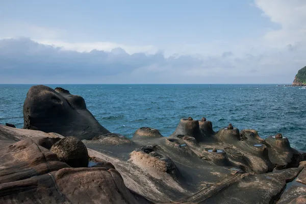 Wanli District, New Taipei City, Taiwan "Yehliu Geopark" and "fish stone and Candlestick Stone" strange rocky landscape — Stock Photo, Image