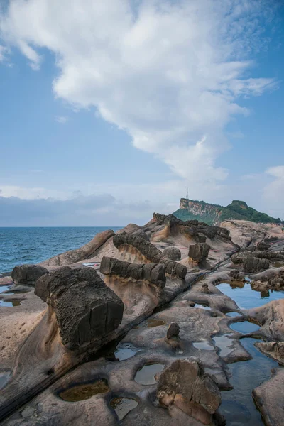 Wanli District, New Taipei City, Taiwan "Yehliu Geopark" y "stiff stone" extraño paisaje rocoso — Foto de Stock