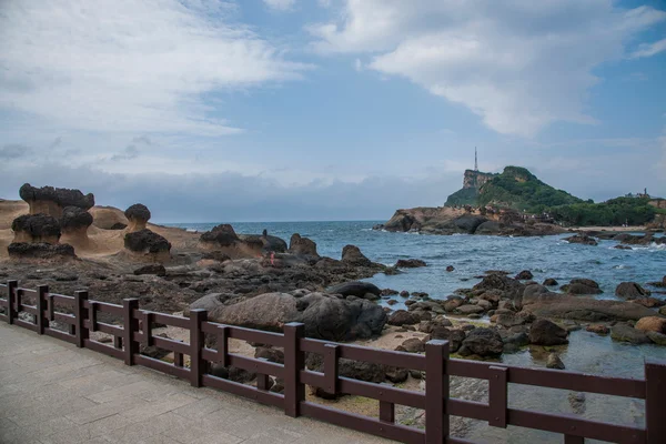 Wanli District, New Taipei City, Taiwan "Yehliu Geopark" hongo en forma de roca extraño paisaje rocoso — Foto de Stock