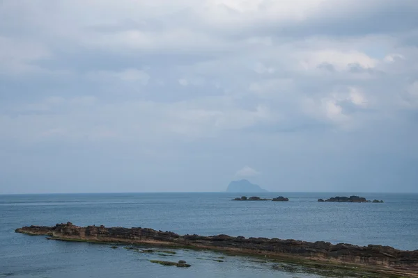 Wanli okres, nové město taipei, Tchaj-wan "yehliu geopark" datun hory mysu vyčnívající moře — Stock fotografie