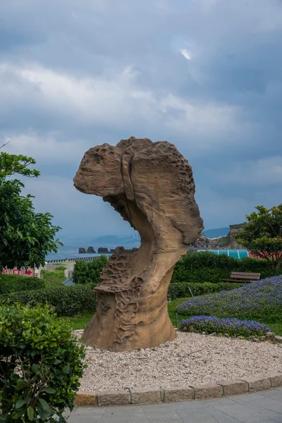 Wanli District, New Taipei City, Taiwan paisagem artificial "Yehliu Geopark" dentro da "cabeça da rainha com princesa brincalhão " — Fotografia de Stock