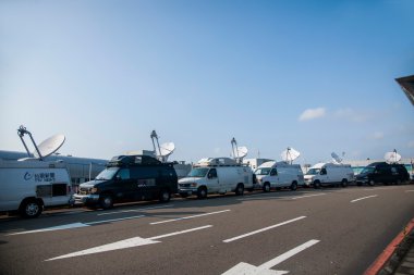 Tayvan taoyuan Uluslararası Havaalanı terminal yanındaki park etmiş arabaların TV'de bir satırı
