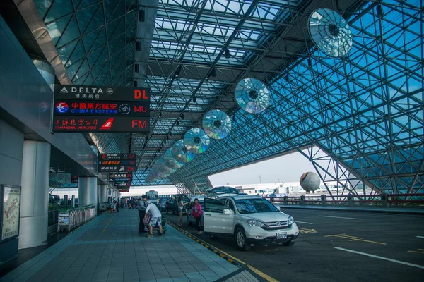 Taiwan Aeropuerto Internacional de Taoyuan Terminal Road canal de estacionamiento temporal — Foto de Stock