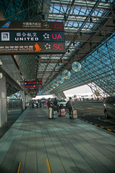 台湾桃園国際空港ターミナルの道臨時駐車場チャネル — ストック写真