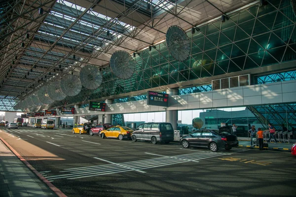 Taiwan Aeroporto Internacional de Taoyuan Terminal Road canal de estacionamento temporário — Fotografia de Stock