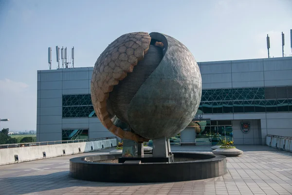 台湾桃园国际机场终端前景观雕塑 — —"全球" — 图库照片