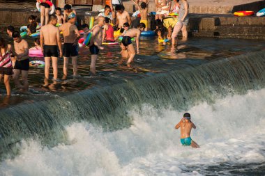 Chongqing vatandaşları yaz serin bir yaz seto river road delik nehir rongchang keyifli şehirde sonraki zevk için hafta sonu yararlanmak