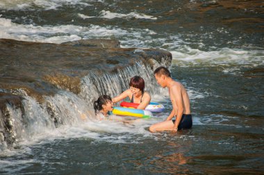 Chongqing vatandaşları yaz serin bir yaz seto river road delik nehir rongchang keyifli şehirde sonraki zevk için hafta sonu yararlanmak
