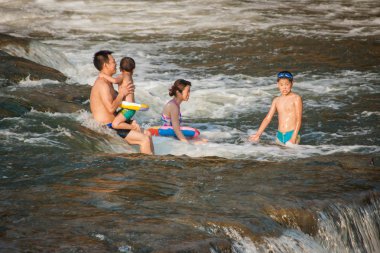 Chongqing vatandaşları yaz serin bir yaz seto river road delik nehir rongchang keyifli şehirde sonraki zevk için hafta sonu yararlanmak
