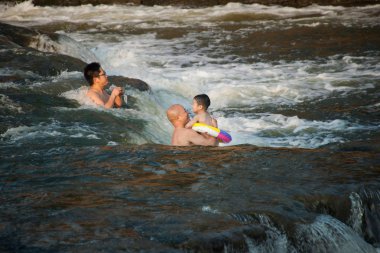 Chongqing vatandaşları yaz serin bir yaz seto river road delik nehir rongchang keyifli şehirde sonraki zevk için hafta sonu yararlanmak