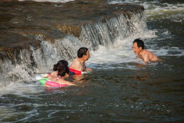 Chongqing vatandaşları yaz serin bir yaz seto river road delik nehir rongchang keyifli şehirde sonraki zevk için hafta sonu yararlanmak