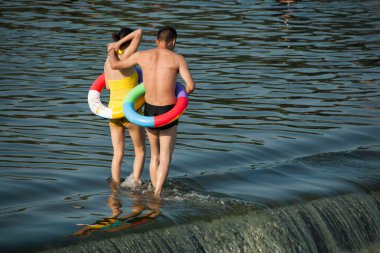 Chongqing vatandaşları yaz serin bir yaz seto river road delik nehir rongchang keyifli şehirde sonraki zevk için hafta sonu yararlanmak