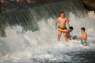 Chongqing vatandaşları yaz serin bir yaz seto river road delik nehir rongchang keyifli şehirde sonraki zevk için hafta sonu yararlanmak