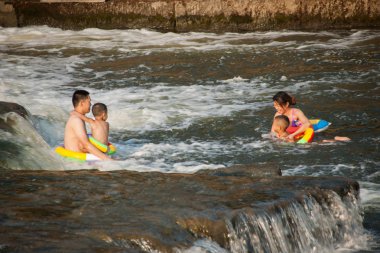Chongqing vatandaşları yaz serin bir yaz seto river road delik nehir rongchang keyifli şehirde sonraki zevk için hafta sonu yararlanmak