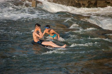 Chongqing vatandaşları yaz serin bir yaz seto river road delik nehir rongchang keyifli şehirde sonraki zevk için hafta sonu yararlanmak