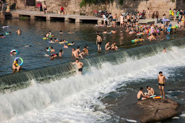 Les citoyens de Chongqing profitent du week-end en été pour profiter d'un été frais dans la Seto River Road Hole River Rongchang agréable ville suivante — Photo