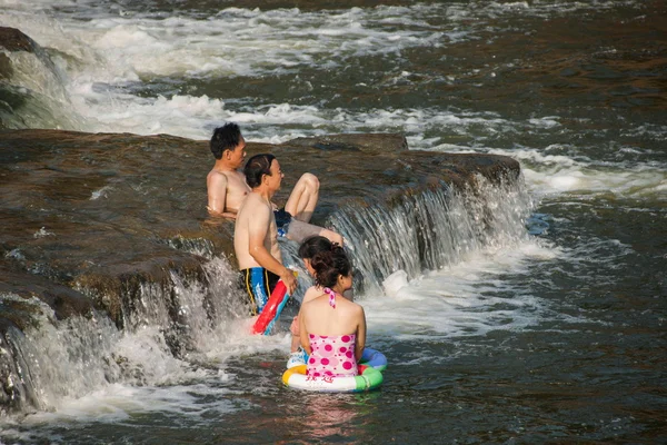 Los ciudadanos de Chongqing aprovechan el fin de semana en el verano para disfrutar de un verano fresco en el río Seto River Road Hole River Rongchang agradable ciudad al lado —  Fotos de Stock