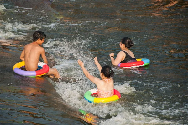 Chongqing burgers profiteren van het weekend in de zomer om te genieten van een koele zomer in de seto rivier weg gat rivier rongchang aangenaam stad volgende — Stockfoto