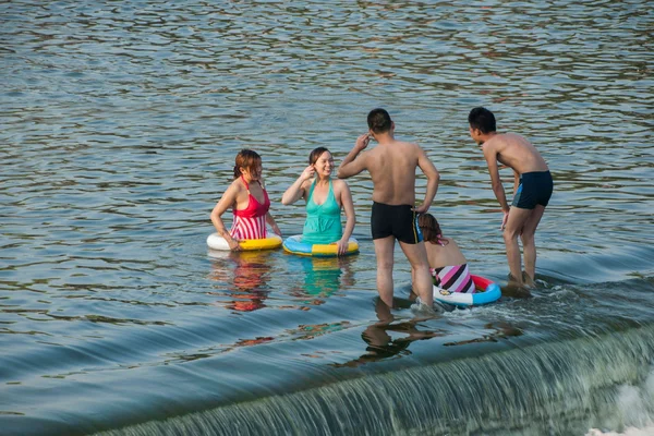 Los ciudadanos de Chongqing aprovechan el fin de semana en el verano para disfrutar de un verano fresco en el río Seto River Road Hole River Rongchang agradable ciudad al lado — Foto de Stock