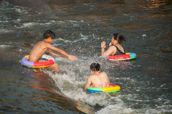 Chongqing burgers profiteren van het weekend in de zomer om te genieten van een koele zomer in de seto rivier weg gat rivier rongchang aangenaam stad volgende — Stockfoto