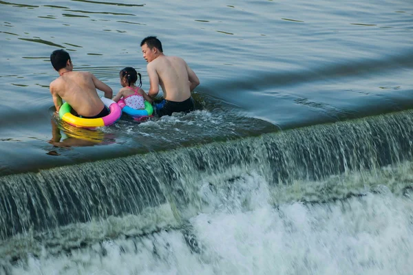 Chongqing burgers profiteren van het weekend in de zomer om te genieten van een koele zomer in de seto rivier weg gat rivier rongchang aangenaam stad volgende — Stockfoto